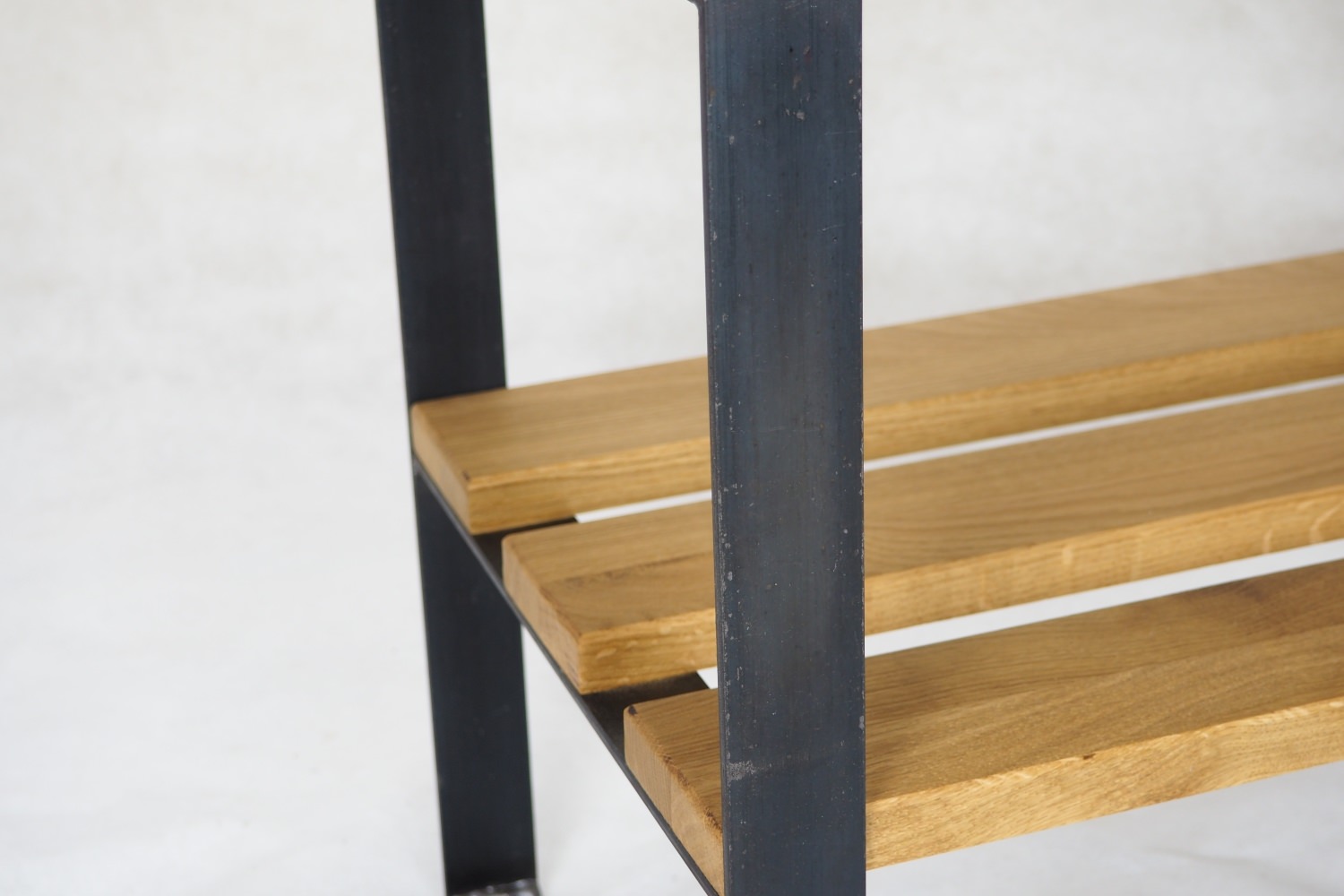 Beistelltisch m. Ablage / H 50 / Stahl & Wildeiche