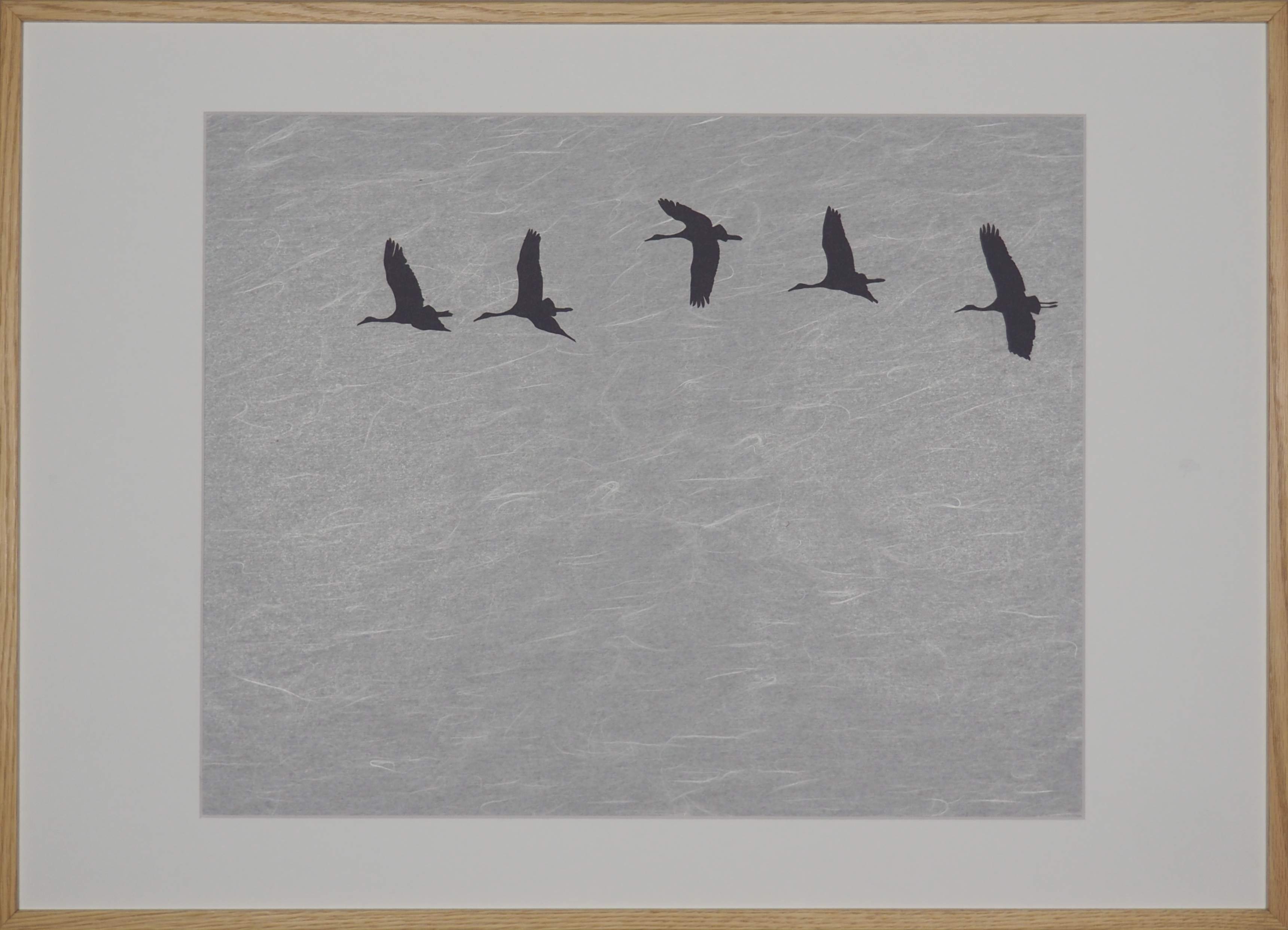 Papierkunst „Kranichflug“ im 70x50cm Eichenholzrahmen