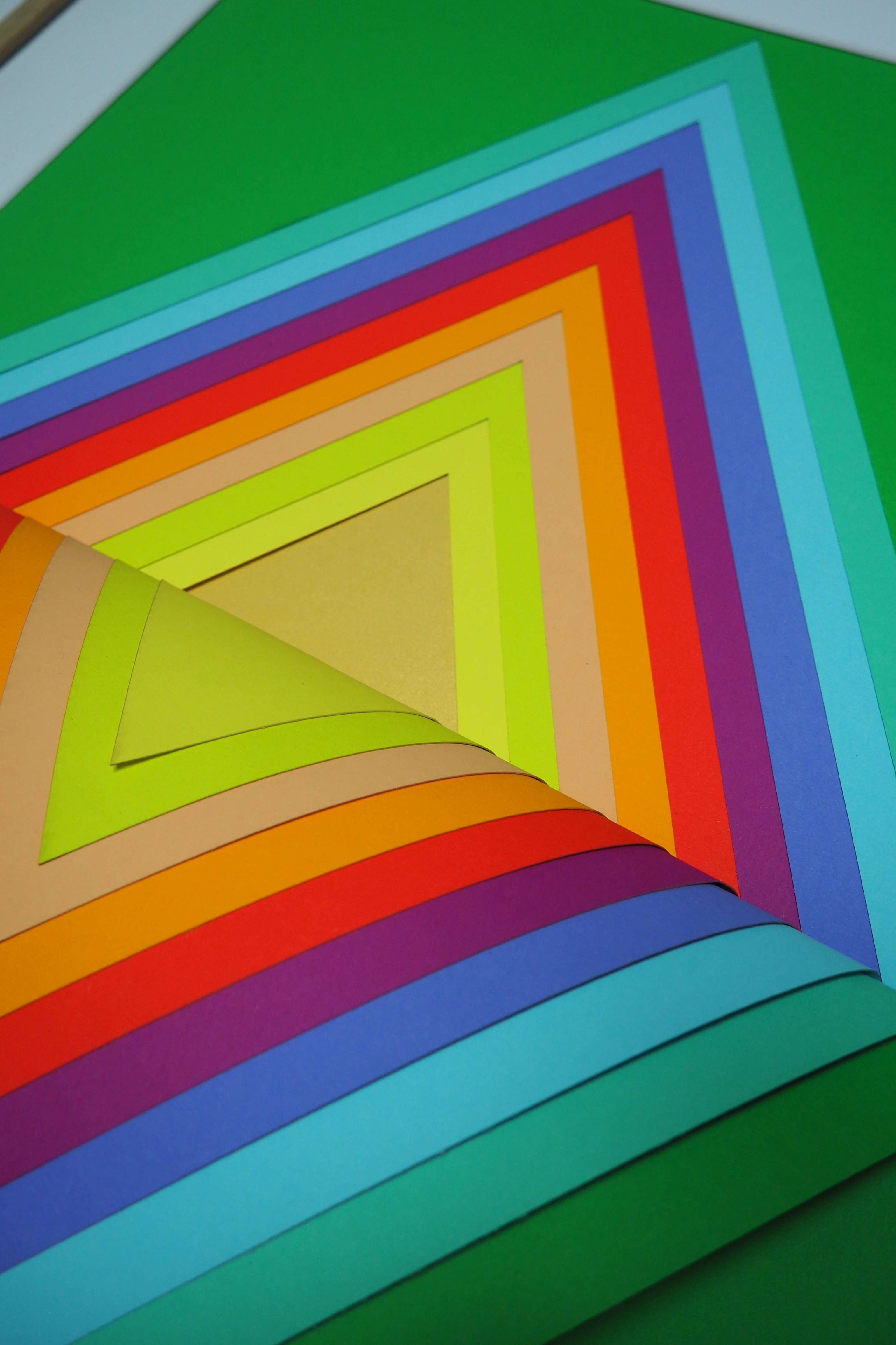 3D-Papierkunst „Falling out“ im 50x70cm Eichenholzrahmen