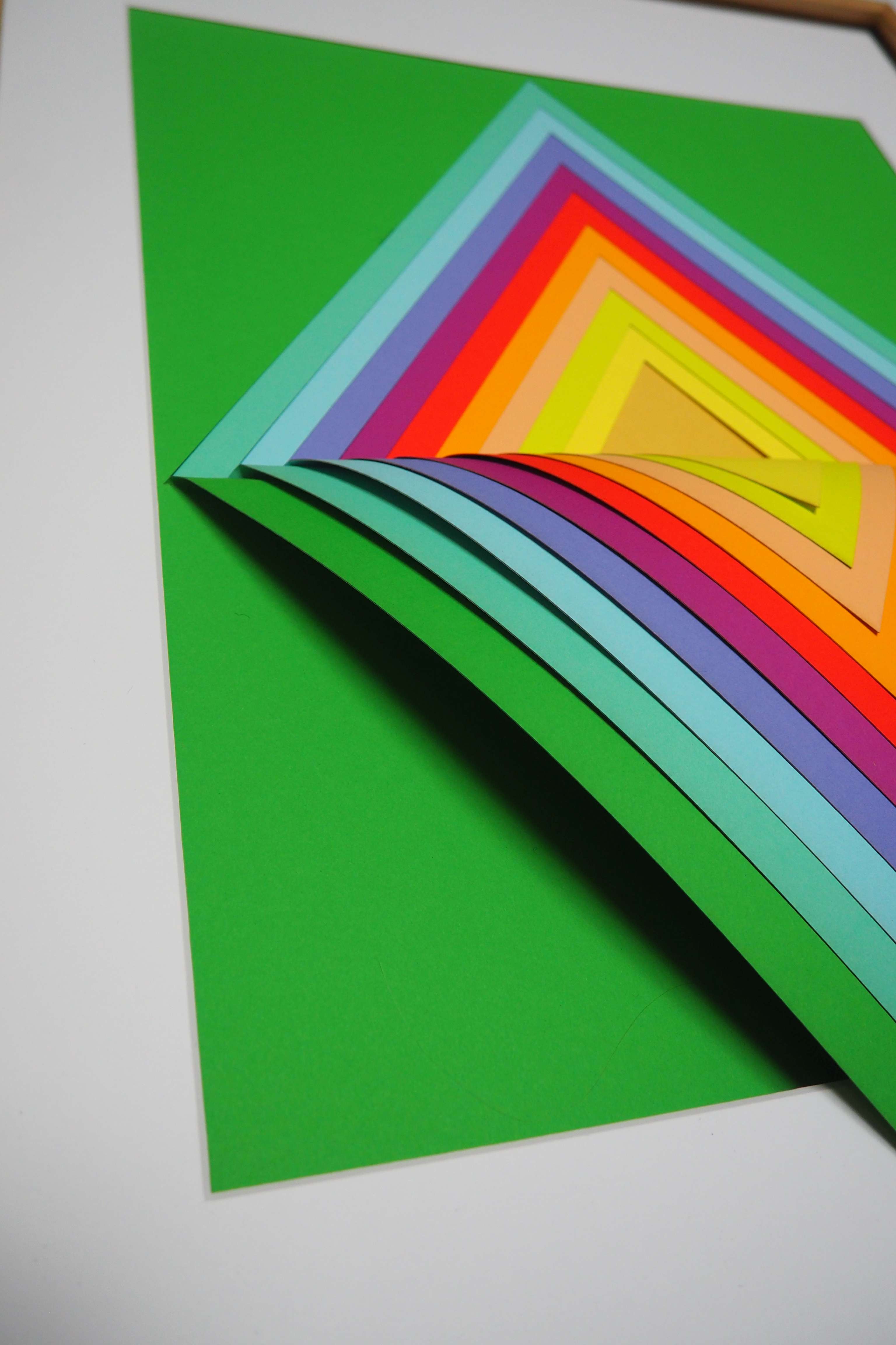 3D-Papierkunst „Falling out“ im 50x70cm Eichenholzrahmen