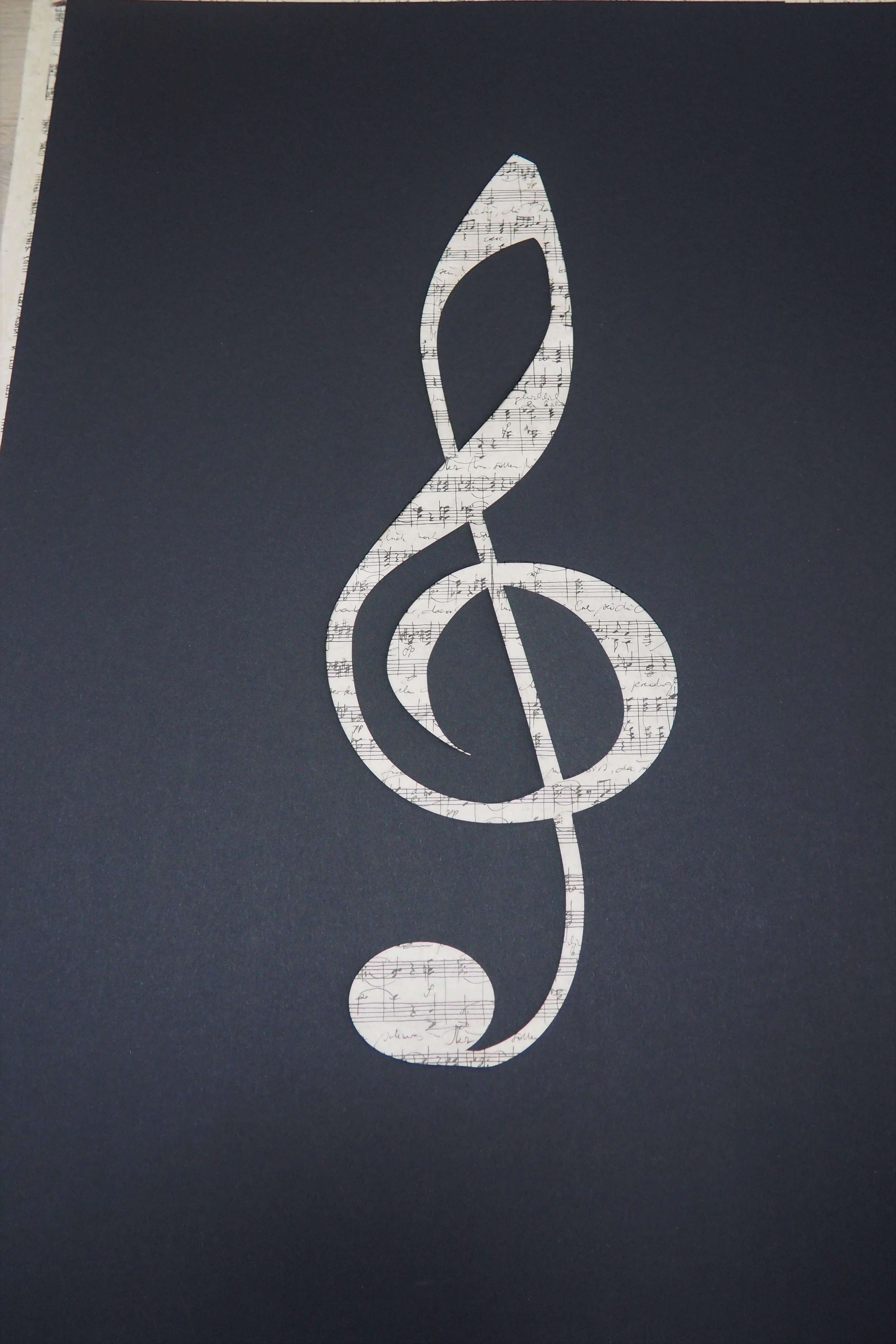 Papierkunst „Der Klang der Musik“ im 50x70cm Eichenholzrahmen