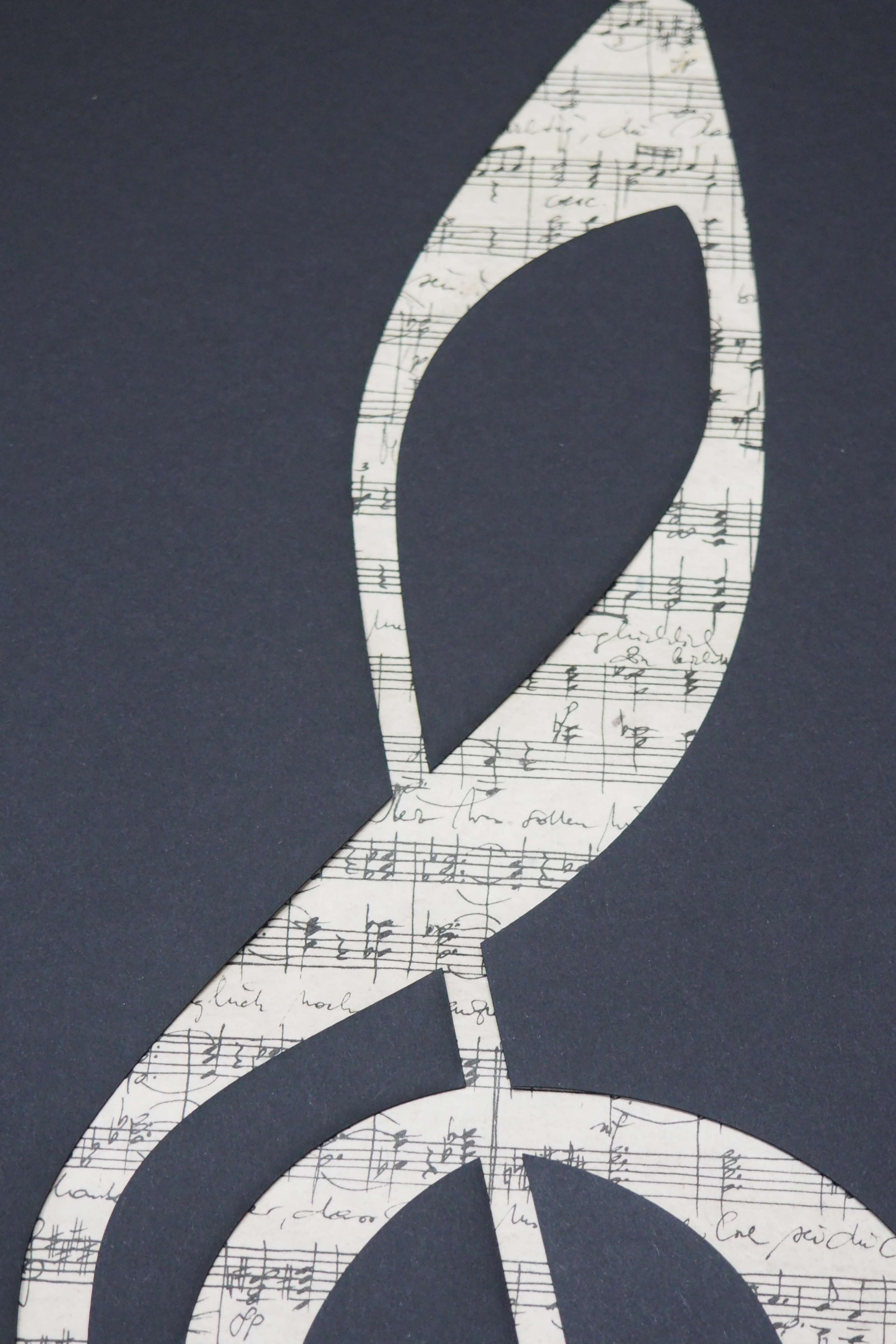 Papierkunst „Der Klang der Musik“ im 50x70cm Eichenholzrahmen