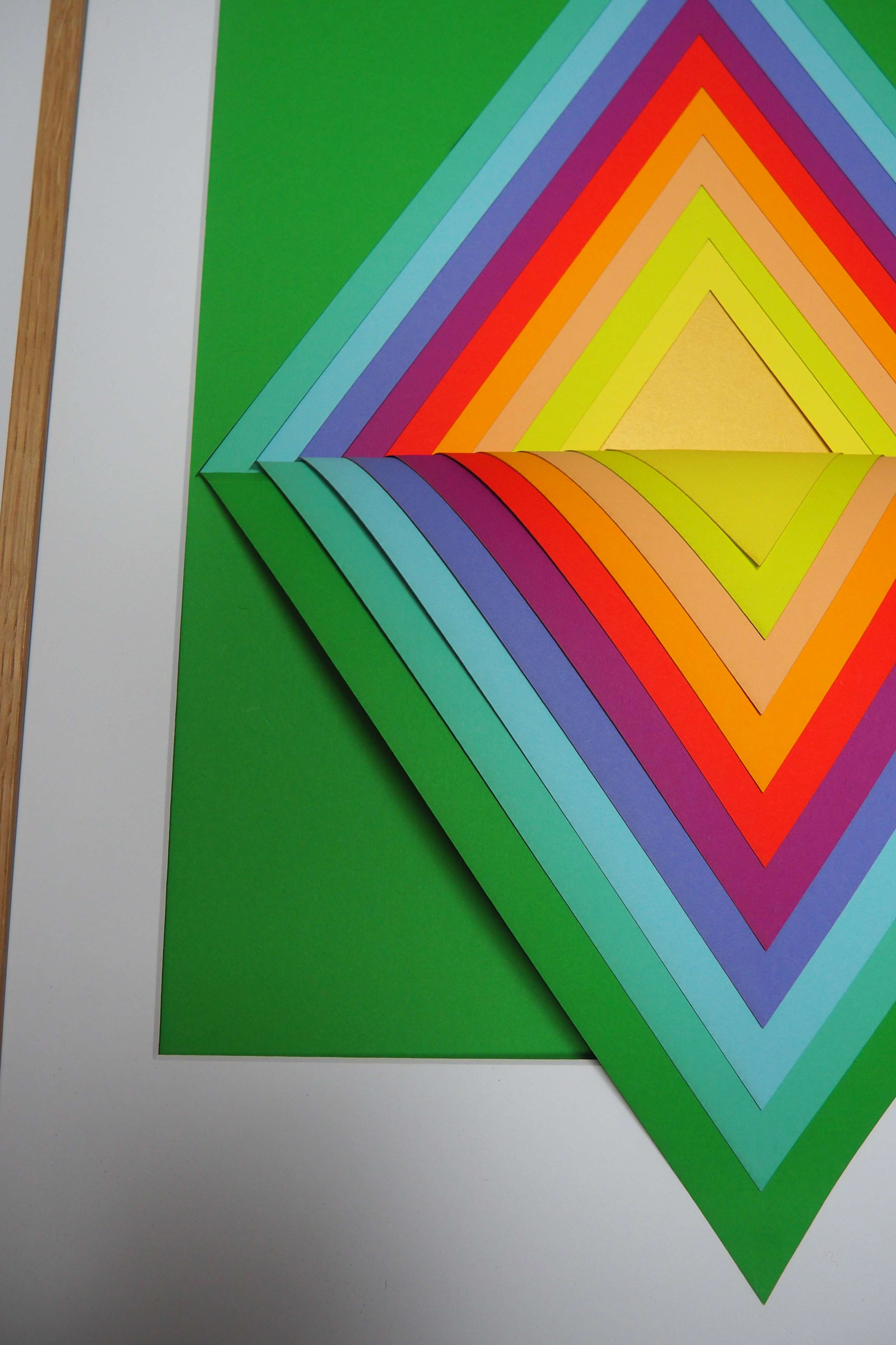 3D-Papierkunst „Falling out“ im 50x70cm Eichenholzrahmen