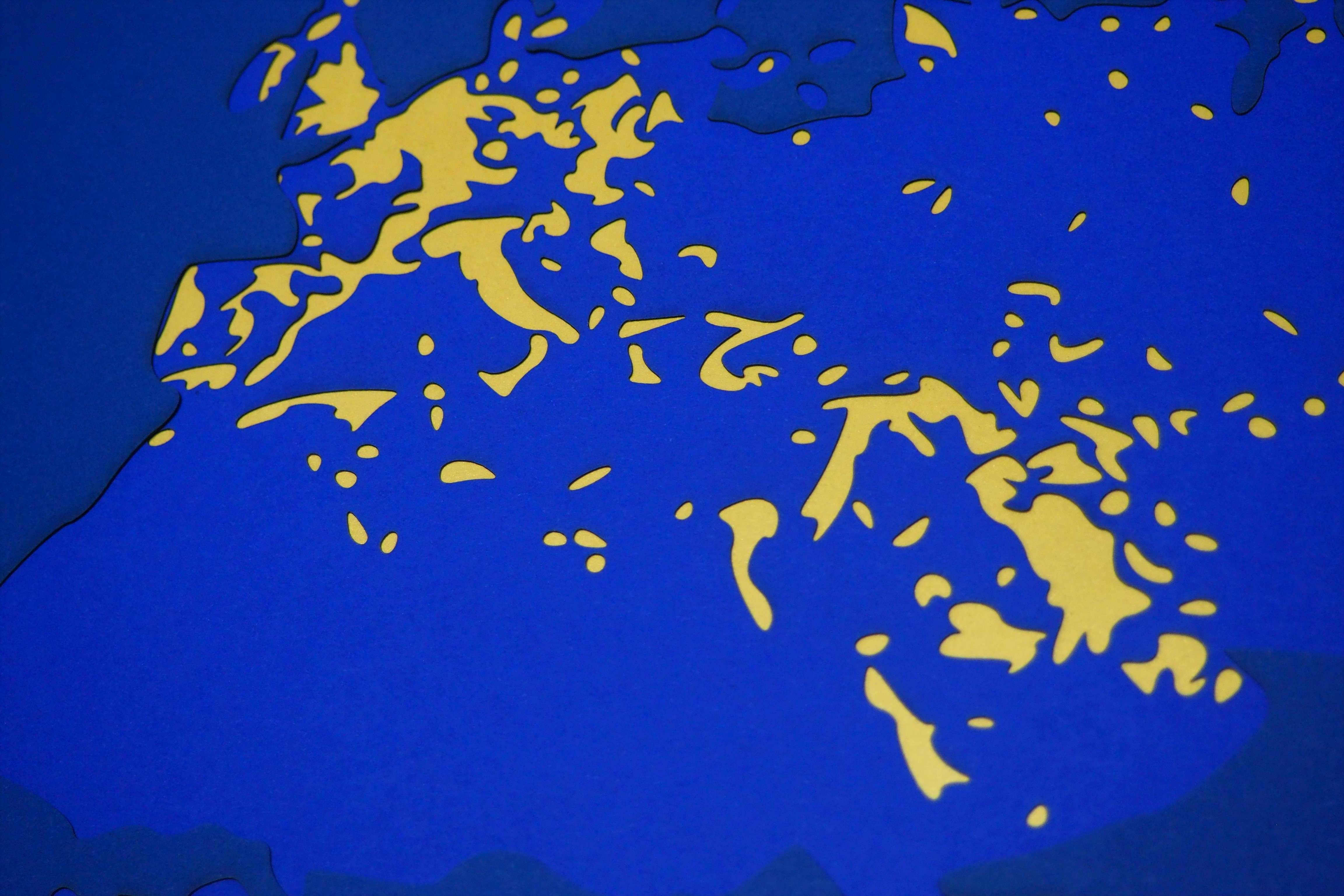 Papierkunst „Die Erde leuchtet“ im 70x50cm Eichenholzrahmen