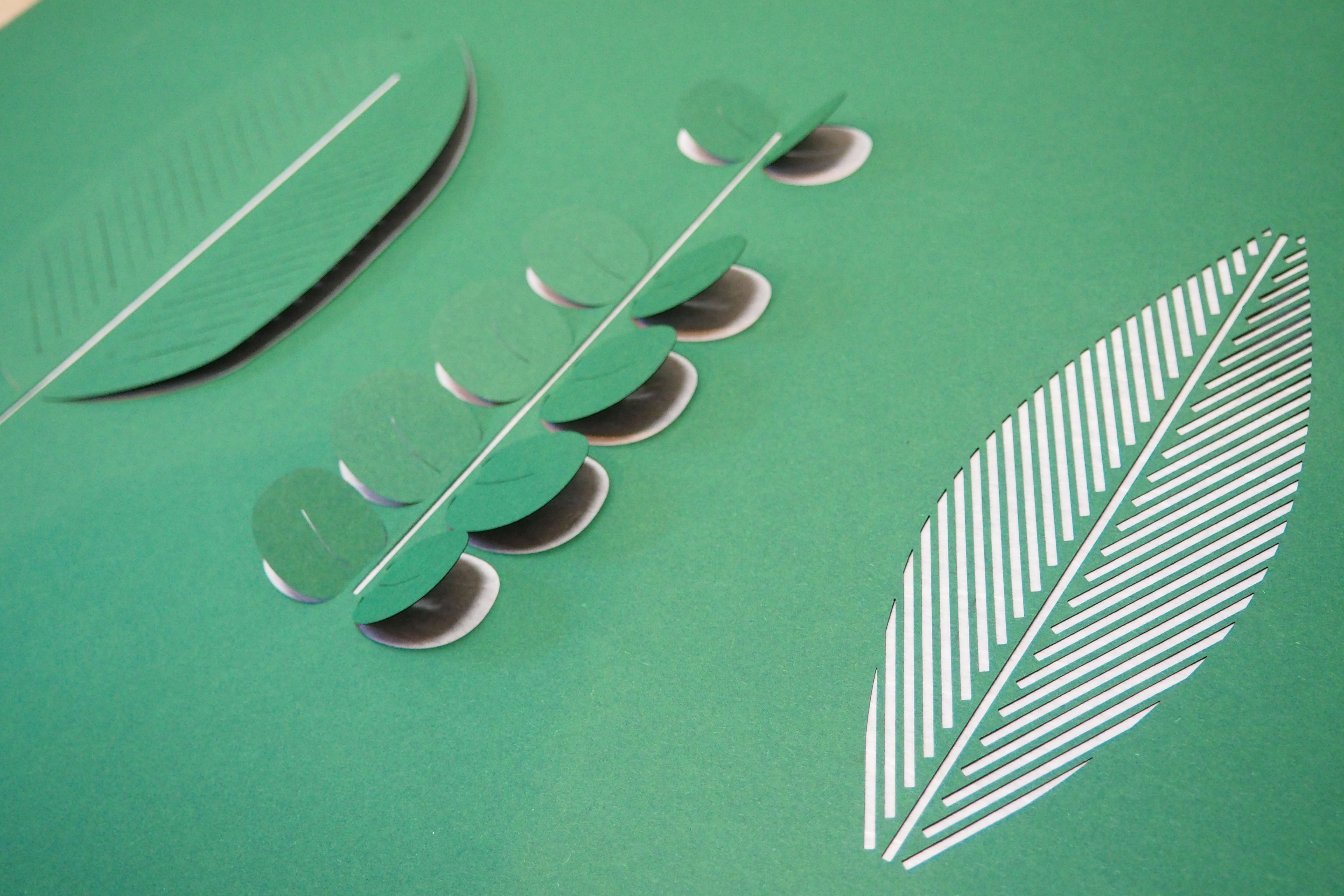 3D-Papierkunst „Green Leaves“ im 50x70cm Eichenholzrahmen