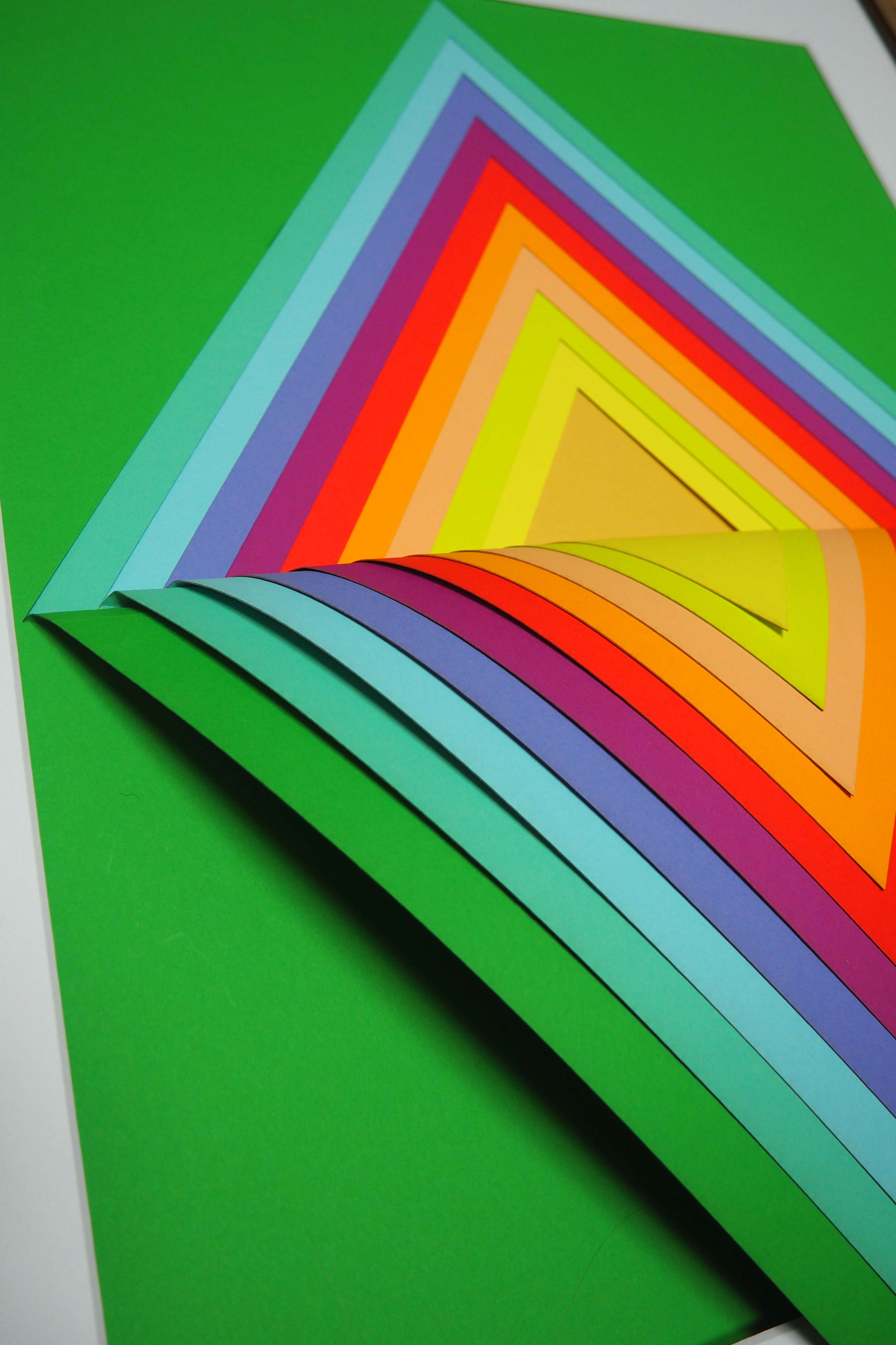3D-Papierkunst „Falling out“ im 50x70cm Eichenholzrahmen