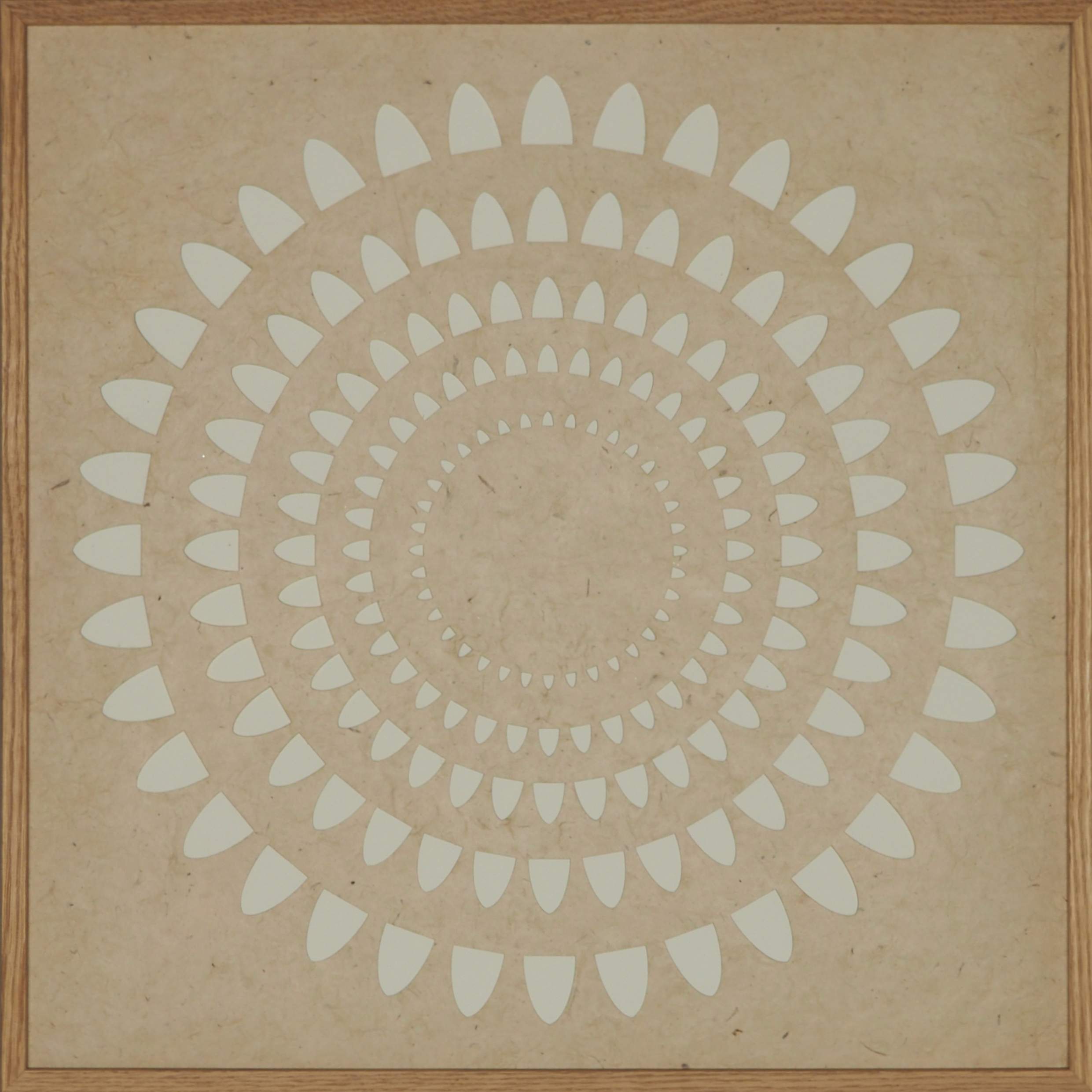 Papierkunst „Konzentrische Zacken“ im 50x50cm Eichenholzrahmen