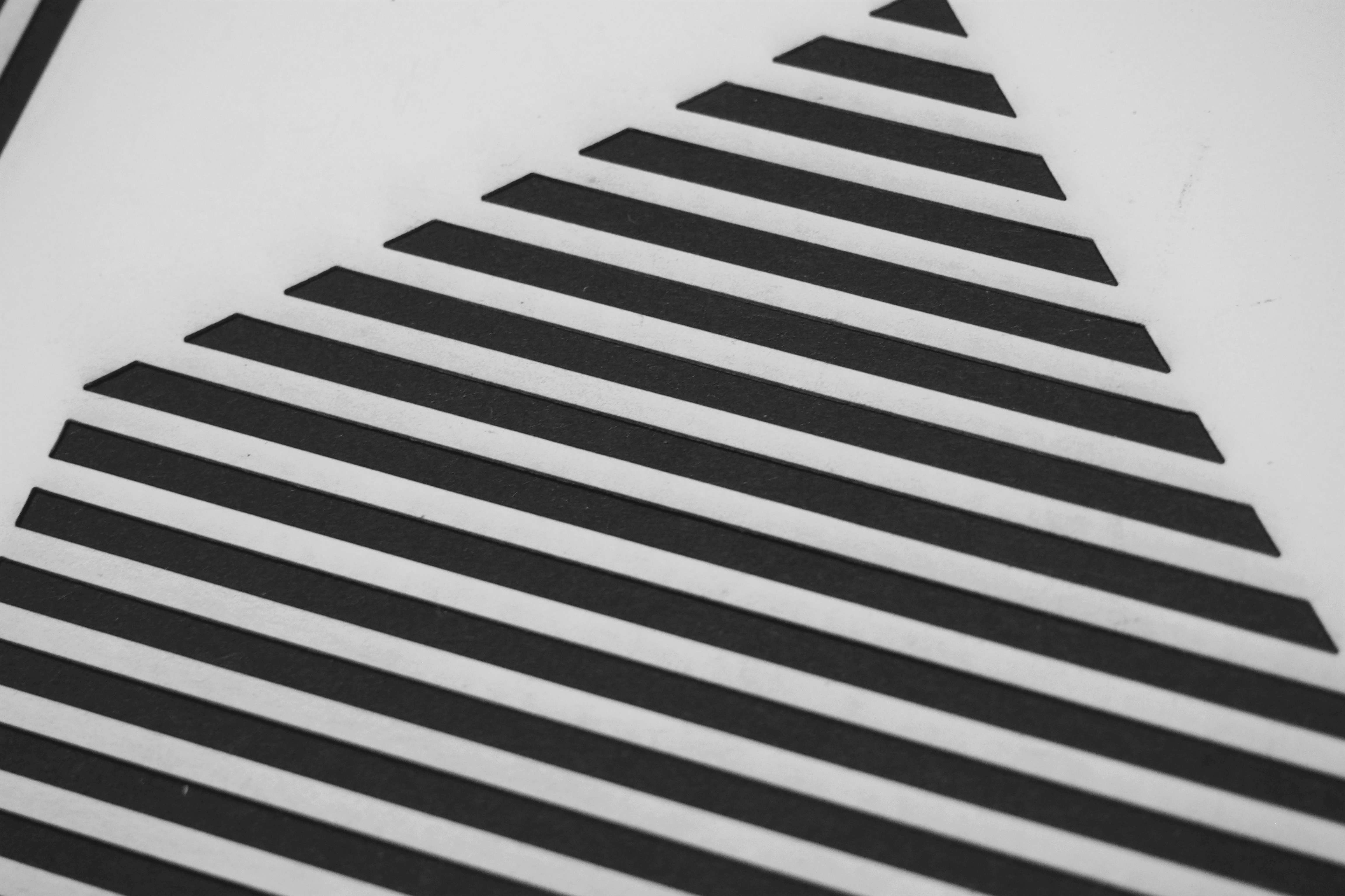 Papierkunst „Houses in black n white“ im 70x50cm Eichenholzrahmen